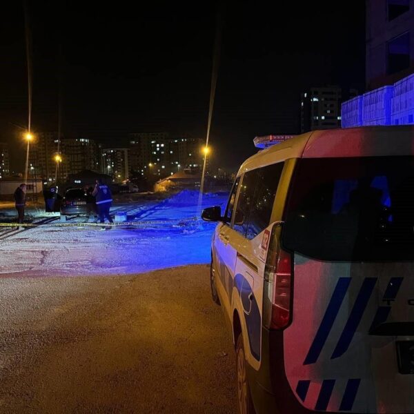 Ağır yaralı şahsın olay yerine gelen sağlık ekipleri-2