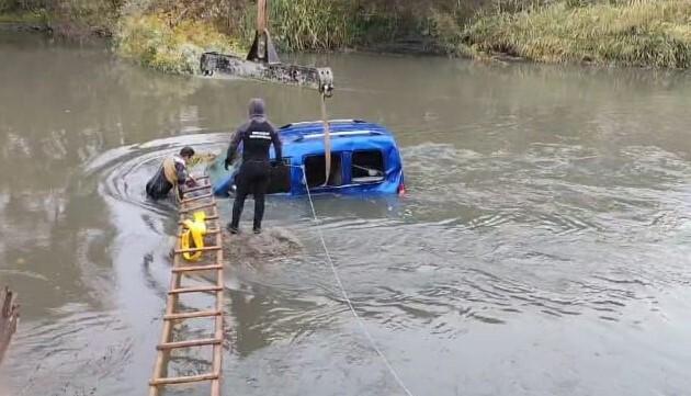 Amasya'da Yeşilırmak'ta Sürünen Araç Kıyıya Çıkarıldı 1