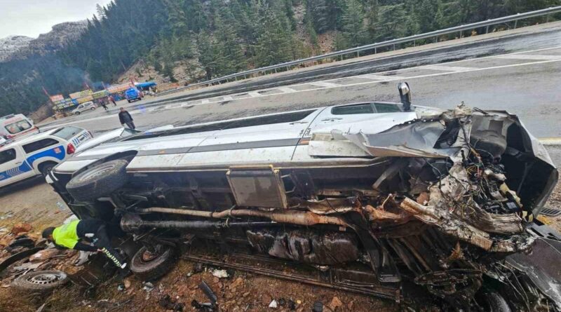 Antalya Akseki Seydişehir yolunda minibüs devrildi 9 kişi yaralandı 1