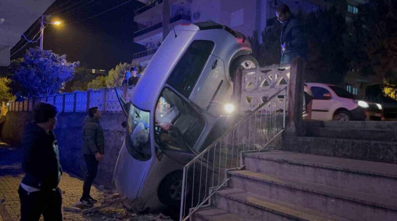 Antalya Gazipaşa’da Otomobil Kaza Sonrası Bahçe Duvarında Asılı Kalıyor 1