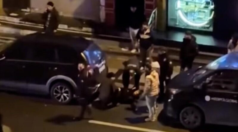Bağcılar'da 2 kişiyi silahlı saldırıda yaralayan şüpheliler aranıyor 1