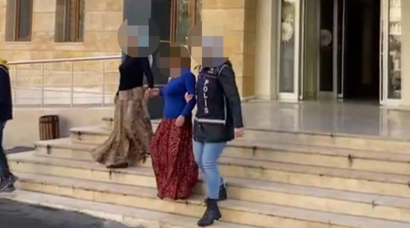 Batman'da Çaldıkları Altınlarla Yakalanan 2 Kadın 1