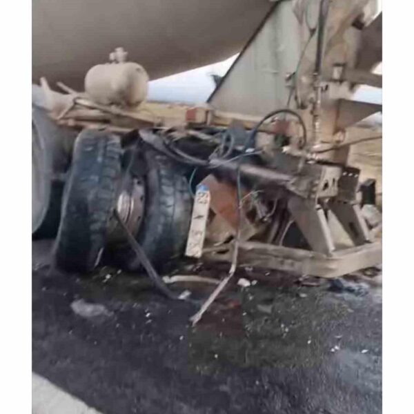 Beton mikseri ve dolmuş çarpışması-1
