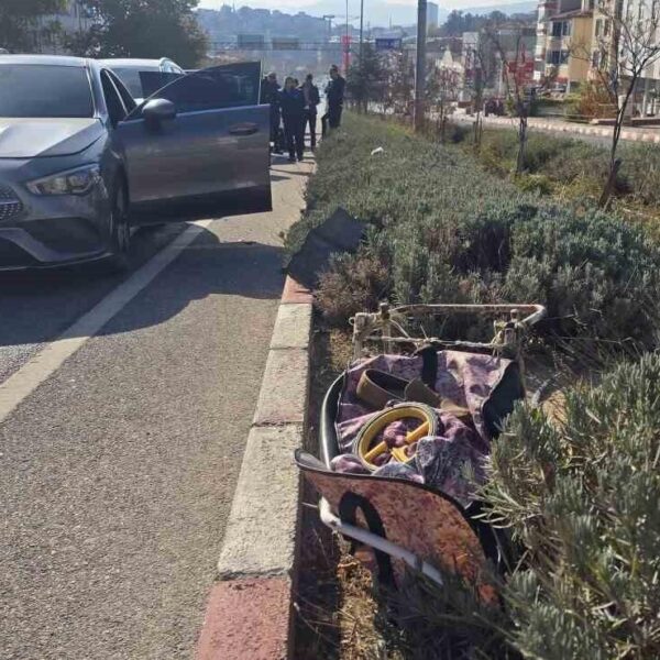 Bilecik’te otomobilin çarptığı yaşlı kadın bir yana, elindeki çantası bir yana savrulurken, kadın hayatını kaybetti
-11