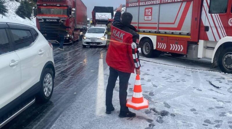 Bolu Tüneli trafik kazasında Van Hak Arama Kurtarma ekibi ilk yardım yaptı 1
