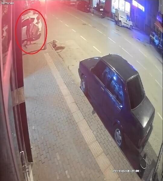 Bursa'da reklam tabelasıyla cam kıran kişi-1