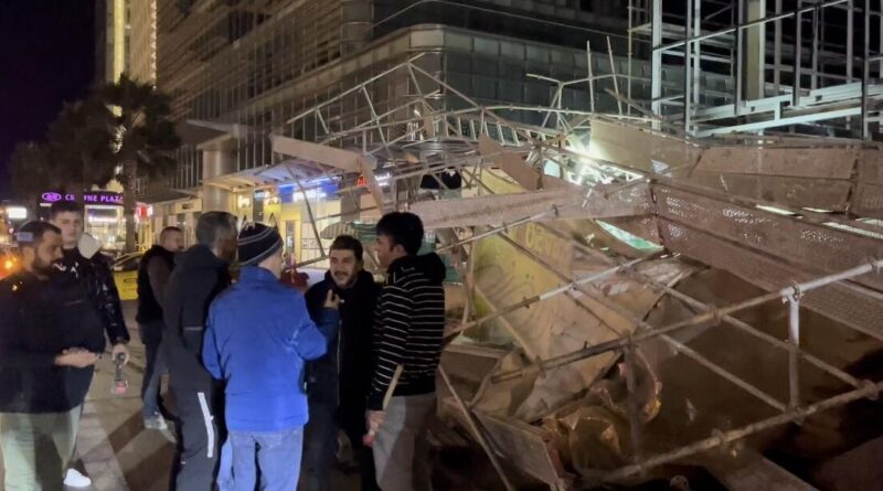 Bursa'da Şiddetli Rüzgar İnşaat İskelesini Devirdi 1