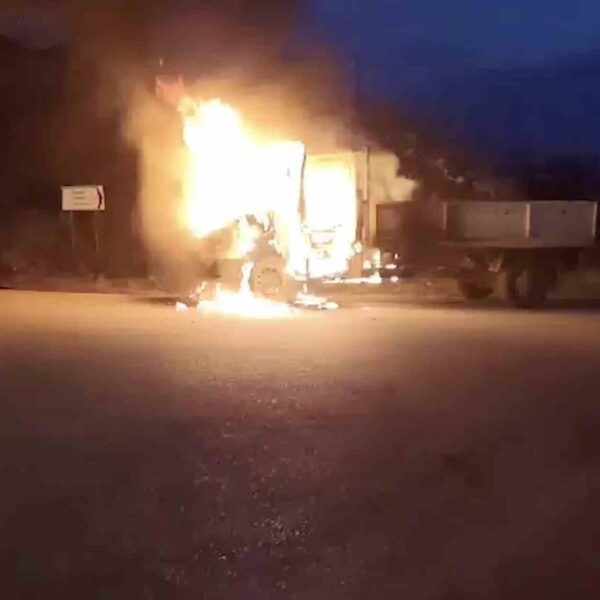 Çatak ve Paşa köyleri arasındaki yolda çıkan seyir halindeki kamyonet yangını