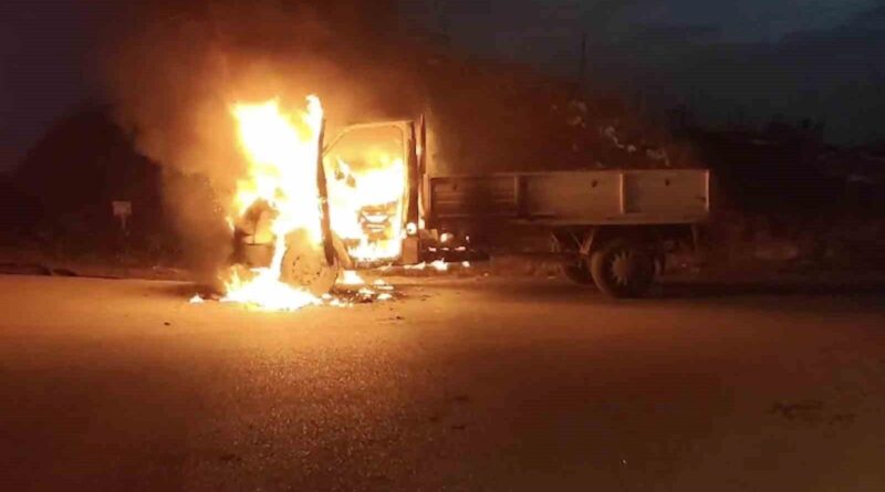 Çorum Merkez İlçe Çatak ve Paşa Köyleri Arasında Seyir Halindeki Kamyonetin Aniden Yayıldığı Yangın Söndürüldü 1