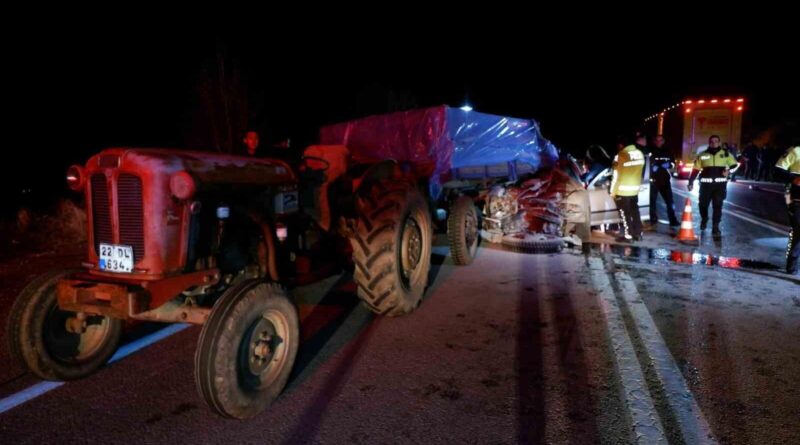 Edirne'de Traktörle Çarpışan Otomobilde Sürücü Hayatını Kaybetti, Eşi Kurtarılmak İçin İtfaiye Ekipleri Zamanla Yarıştı 1