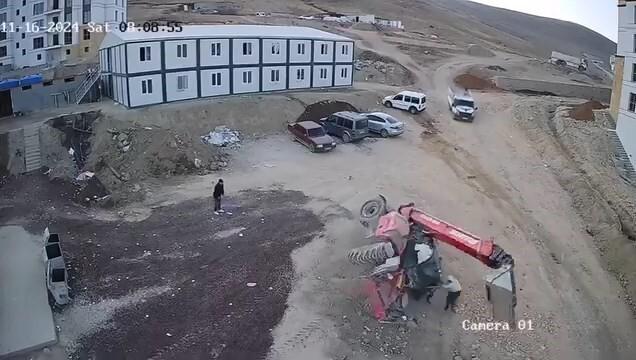 Elazığ'da Şantiyede Kepçe Devrilmesi Sonucu 2 Genç Hayatını Kaybetti 1
