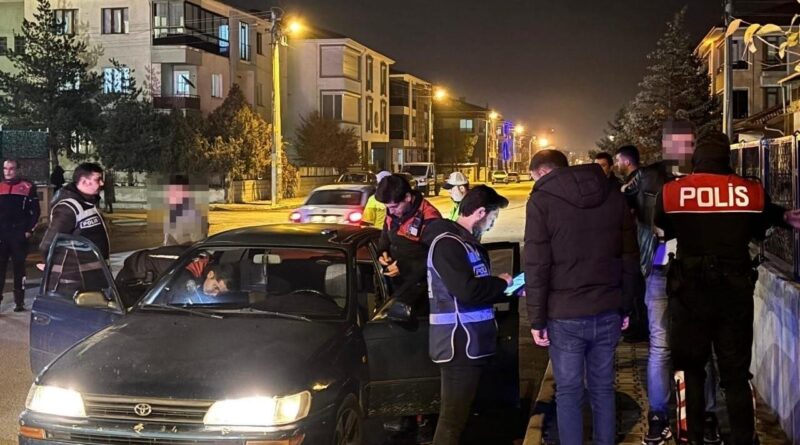 Erzincan'da Mama Hatun ve Salih Baba Kız Öğrenci Yurtları önünde polis denetimi 1