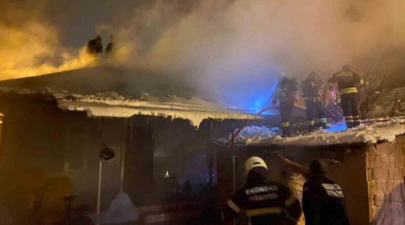Erzincan Merkez Ersevenler Mahallesi'nde Çatı Yangını Itfaiyeden Müdahaleyle Sönürüldü 1