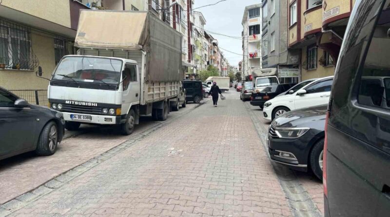 Esenyurt'ta park yeri tartışması sonucu komşu arabanın camını kırdı 1