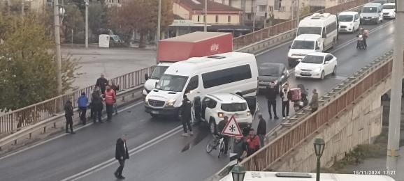 Eskişehir'de Çilem Caddesi ile Ertuğrul Caddesi'ni Birleştiren Köprüde Otomobil ile Kamyon Çarpışması Trafik Tıkanmasına Neden Oldu 1