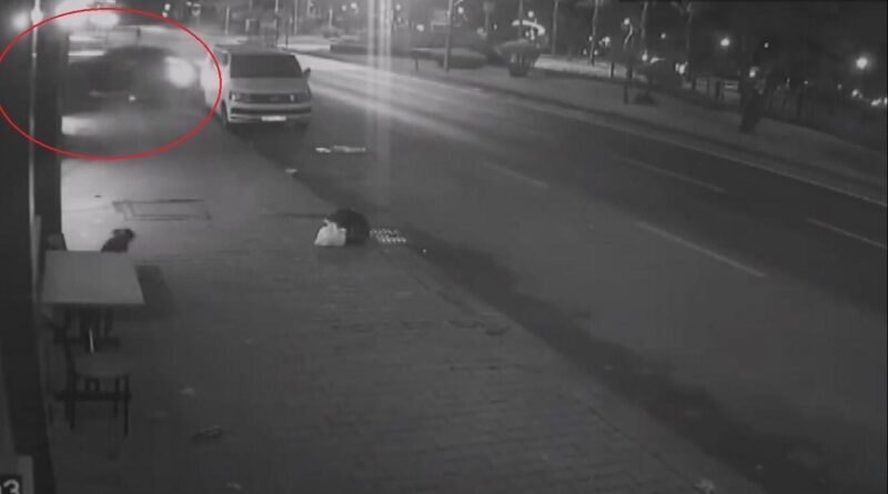 Fatsa'da yayayı önlemek için manevra yapan sürücü, gelinlikçi dükkanına çarpti 1
