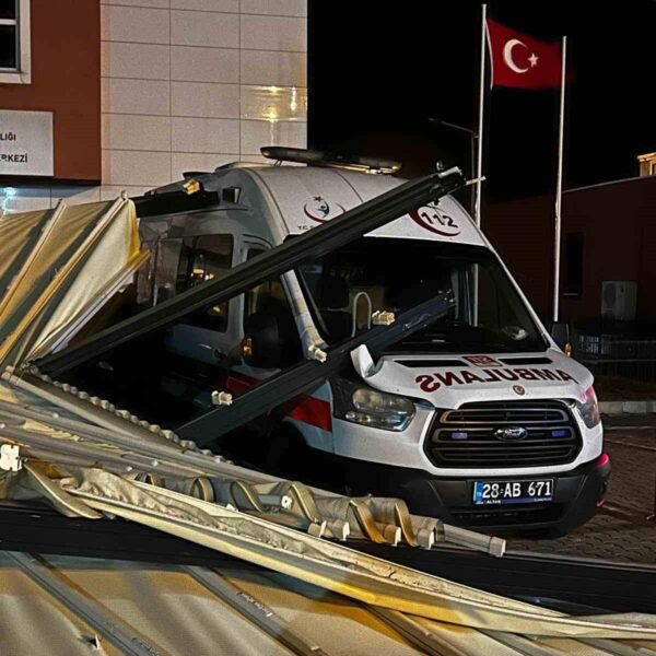 Fırtınada uçan çatı araçların üzerine düştü... O anlar kamerada-resim-1