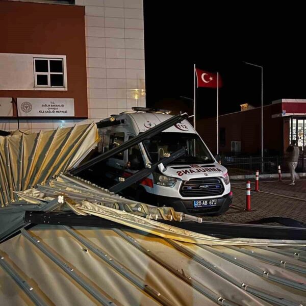 Fırtınada uçan çatı araçların üzerine düştü... O anlar kamerada-resim-2