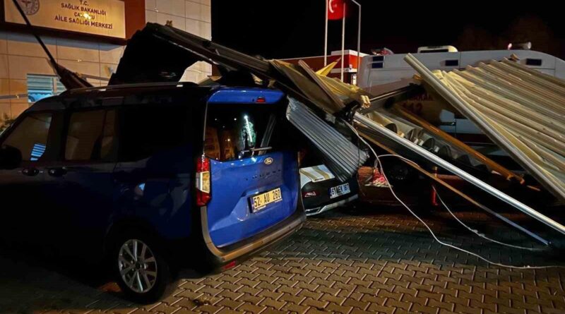 Giresun'da Şiddetli Rüzgar Belediye Düğün Salonunun Çatısını Yıktı 1