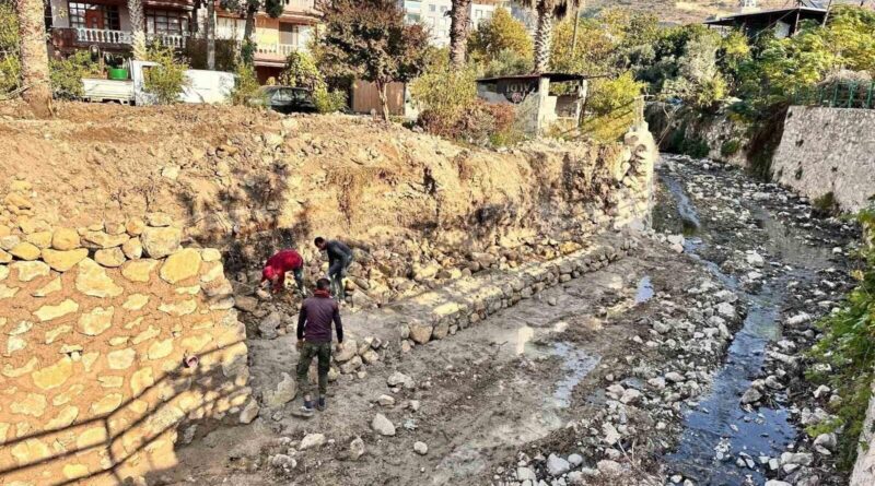 Hatay Büyükşehir Belediyesi Aşağıokçular Mahallesi'nde Fevvar Deresi Temizliği Yapıyor 1