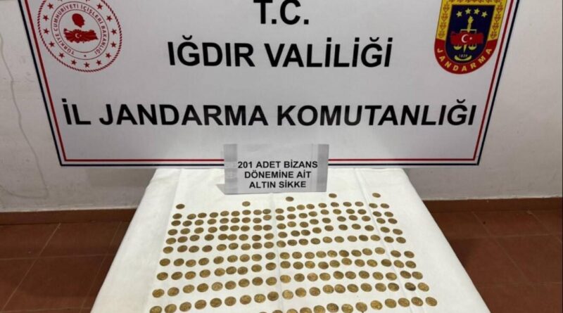 Iğdır'da Bizans dönemine ait 201 altın sikke ele geçirildi 1