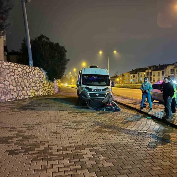 İnegöl'de servis minibüsü ile motosiklet çarpışması-1