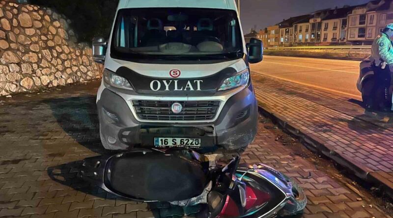 İnegöl'de Servis Minibüsü ile Motosiklet Kafa Kafaya Çarpıştı 1