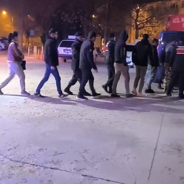 İnegöl Jandarma Komutanlığı ekipleri kaçak gelen şahısları gözaltına alıyor-1