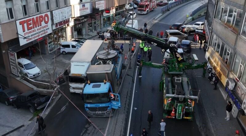 İstanbul Güngören’de İSKİ Çalışmaları Esnasında Çökme Sonuçta 2 Kamyon Çukura Düşüyor 1