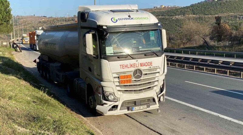 İzmit'te kimyasal madde yüklü tanker ile otomobil çarpıştı 1