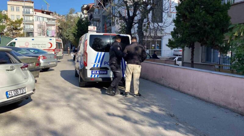 İzmit'te Sürücü Sınavına Kopya Düzengeğiyle Girmeye Çalan Aday Polis Tarafına Verildi 1
