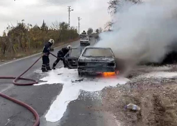 Kahramanmaraş'ta park halindeki otomobilde yangın 1