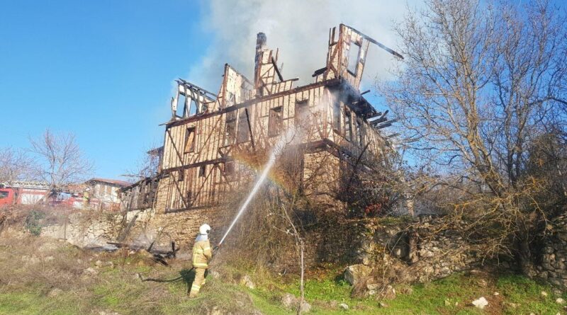 Karabük Safranbolu'da Çıkan Sağır Şakir Konağı Yangını 1 Saatte Söndürüldü, Konak Harap Oldu 1