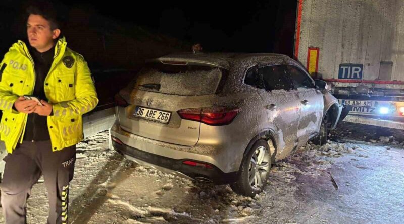 Kars Sarıkamış'ta kar ve tipide mahsur olan vatandaşlar kurtarıldı 1