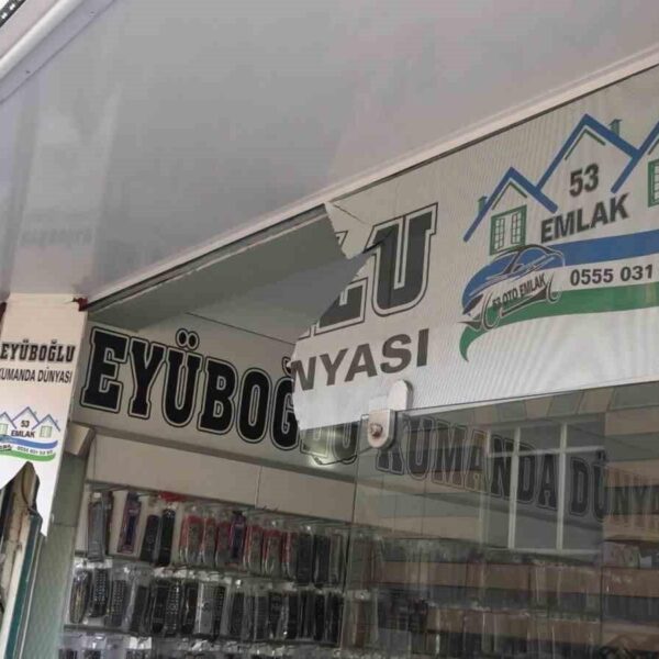 Kaza anı güvenlik kameralarına yansıyan video kareli#-1