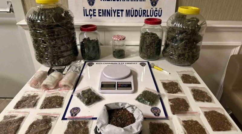 Kızılcahamam'da 4 Kilogram Esrar ve Uc Ele Geçiriliyor 1
