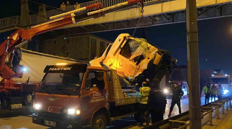Kocaeli D-100'de 2 Tır Karıştığı Kazada Sürücü Ağır Yara 1