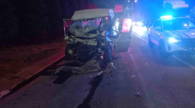 Kocaeli'nde Tıra Çarpması Sonucu Minibüs Hurdaya Dönüştü - 2 Yaralı 1