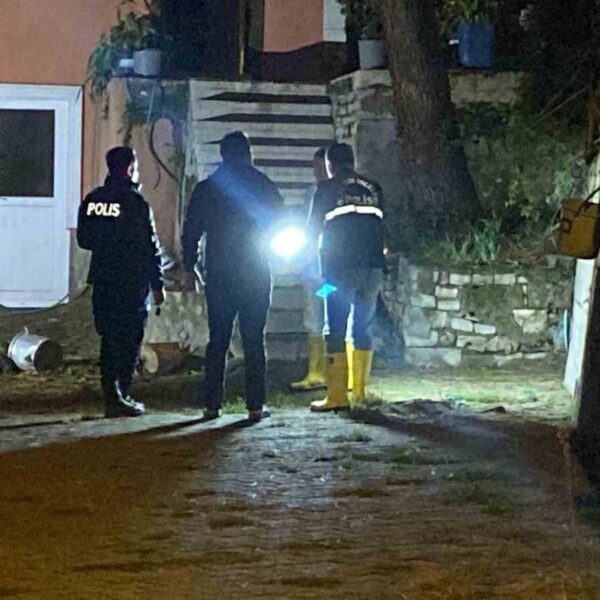 Komşular yangında yaşlı kadını kurtardı.-3