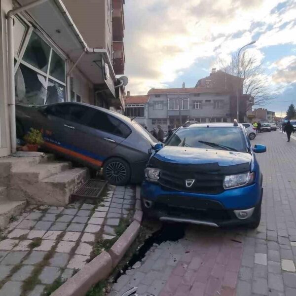 Kontrolden çıkan otomobil yayaya ve iki araca çarptı: Kazaya karışan araç depoya daldı-resim-1