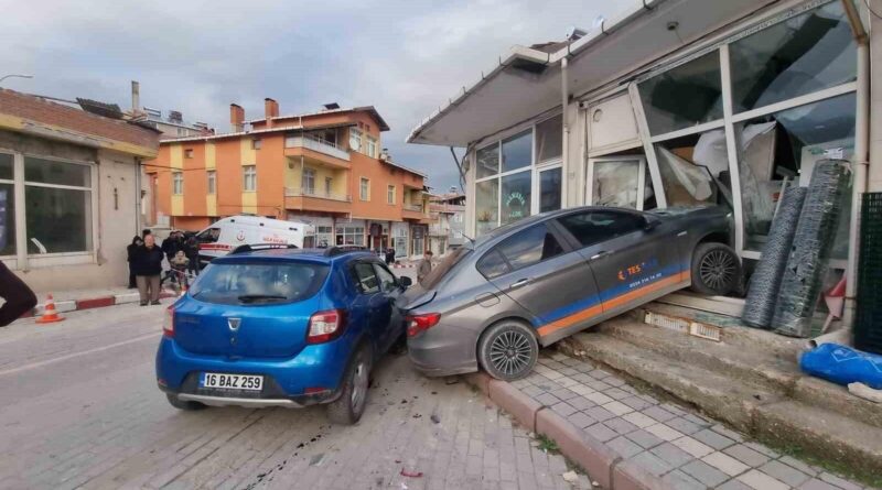 Kütahya Domaniç'te Kontrolsüz Otomobil Kazası: Yayan Yaralandı, Araçlar Hasar Gördü 1
