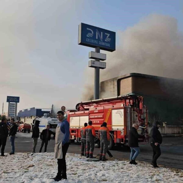 Maalesef Hayatını Kaybedenlerin Şehit Anıtına Bakılan Polisler-4