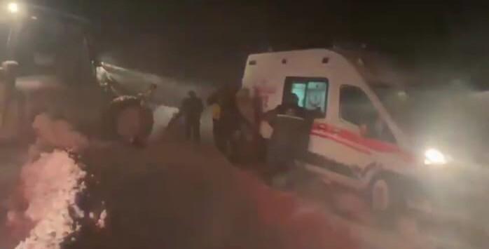 Malatya'da yoğun kar yağışı sonrası 2 çoban ve 16 araç kurtarıldı. 1