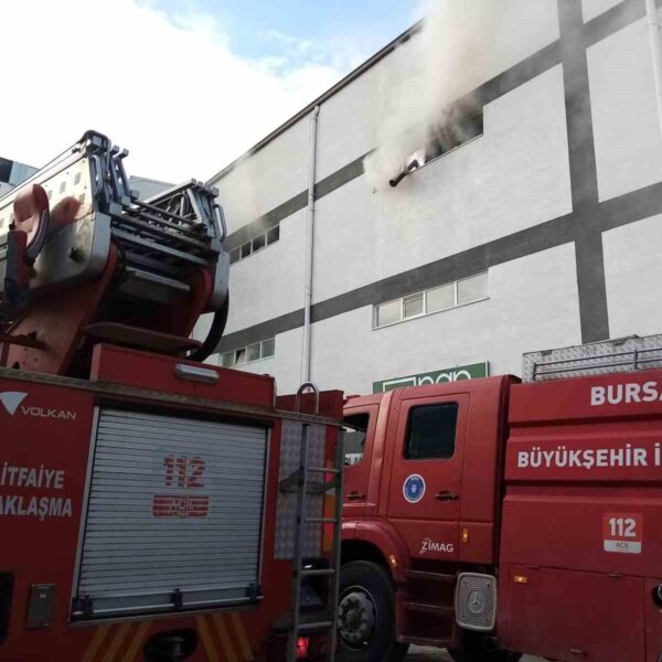 Mobilya fabrikasında sobadan yangın çıktı-1