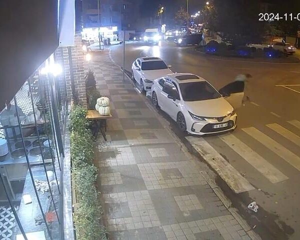 Otomobilin açılan kapısına çarpan scooter sürücüsü yaralandı... O anlar kamerada
-13