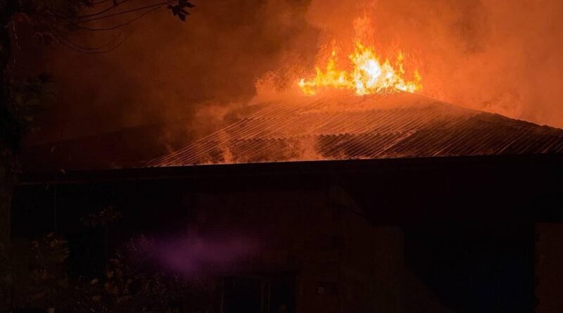Sakarya Kocaali'de bina çatısı alev aldı, itfaiye ekipleri kısa sürede müdahale etti 1
