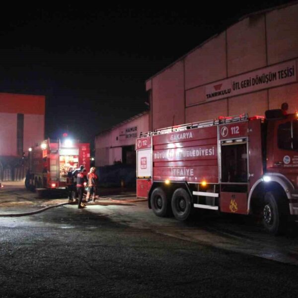 Sakarya’da geri dönüşüm tesisinde yangın: 8 işçi dumandan etkilendi-resim-12