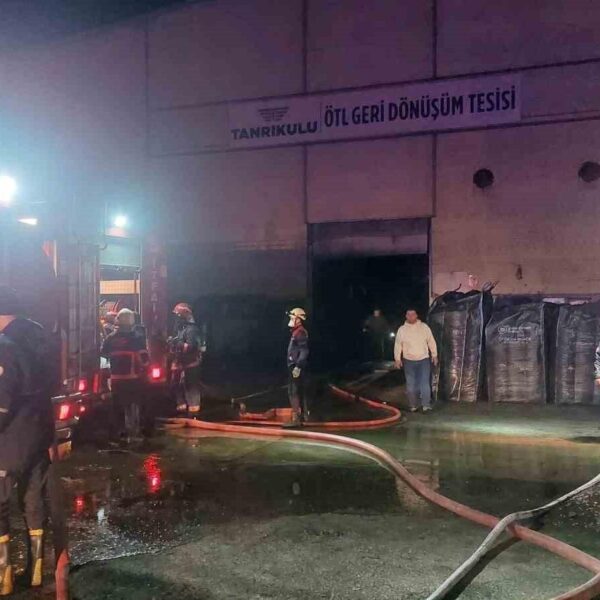 Sakarya’da geri dönüşüm tesisinde yangın: 8 işçi dumandan etkilendi-resim-16