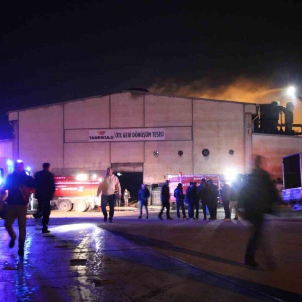 Sakarya’da geri dönüşüm tesisinde yangın: 8 işçi dumandan etkilendi-resim-2