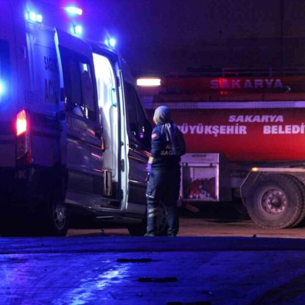 Sakarya’da geri dönüşüm tesisinde yangın: 8 işçi dumandan etkilendi-resim-3